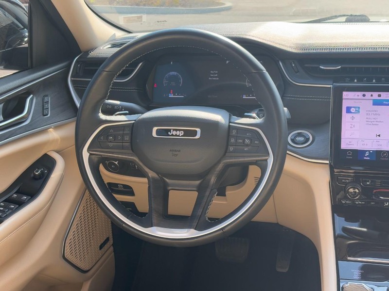 Jeep Grand Cherokee L Vehicle Full-screen Gallery Image 14