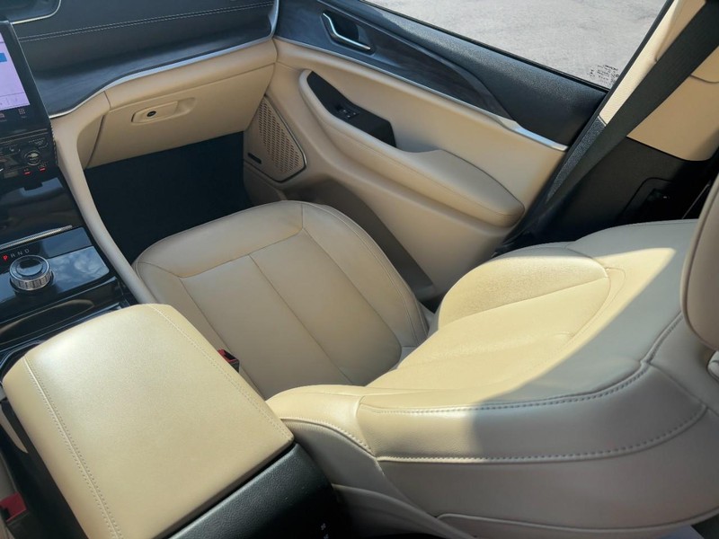 Jeep Grand Cherokee L Vehicle Full-screen Gallery Image 16