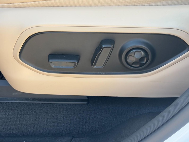 Jeep Grand Cherokee L Vehicle Full-screen Gallery Image 17
