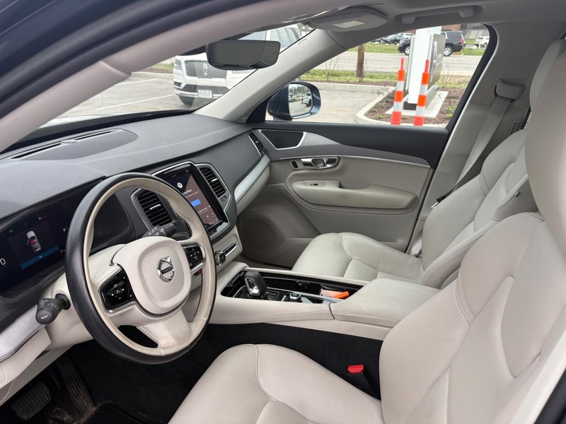 Volvo XC90 Vehicle Full-screen Gallery Image 05