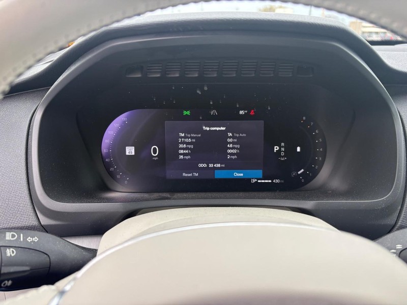 Volvo XC90 Vehicle Full-screen Gallery Image 06