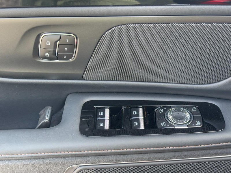 Lincoln Nautilus Vehicle Full-screen Gallery Image 17