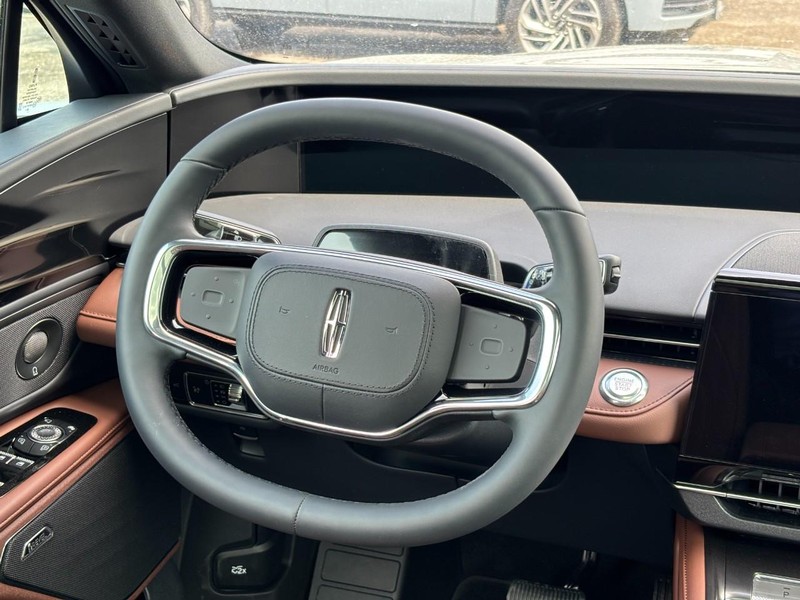 Lincoln Nautilus Vehicle Full-screen Gallery Image 13