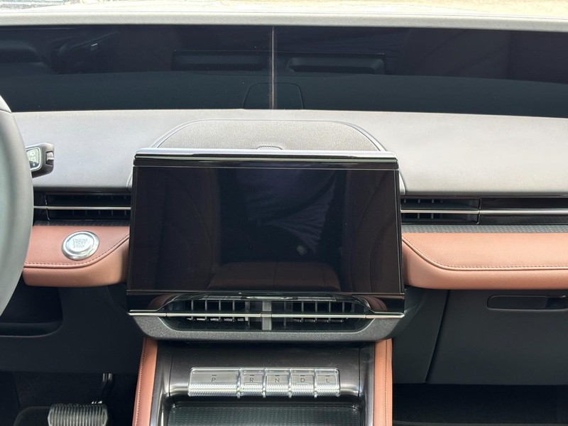 Lincoln Nautilus Vehicle Full-screen Gallery Image 14