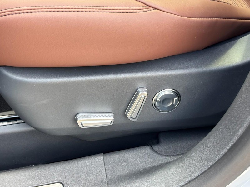 Lincoln Nautilus Vehicle Full-screen Gallery Image 16