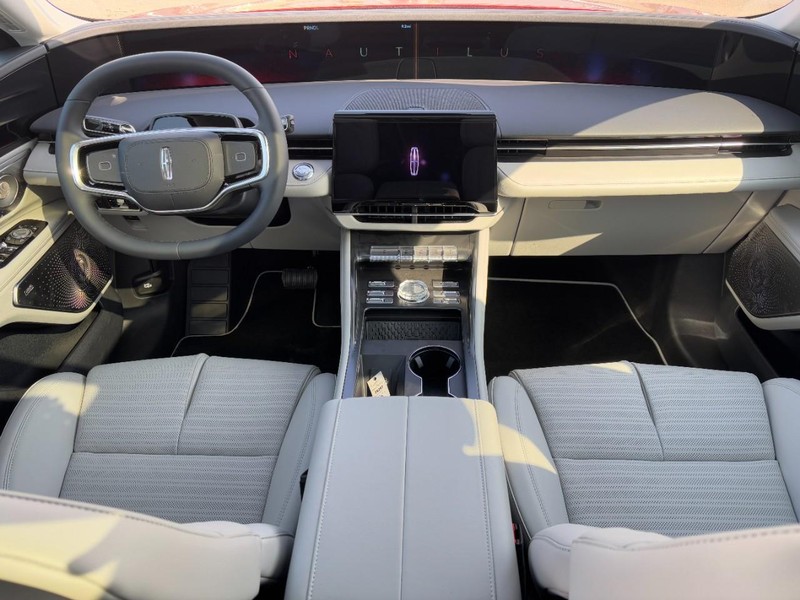Lincoln Nautilus Vehicle Full-screen Gallery Image 12