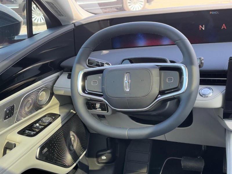 Lincoln Nautilus Vehicle Full-screen Gallery Image 13