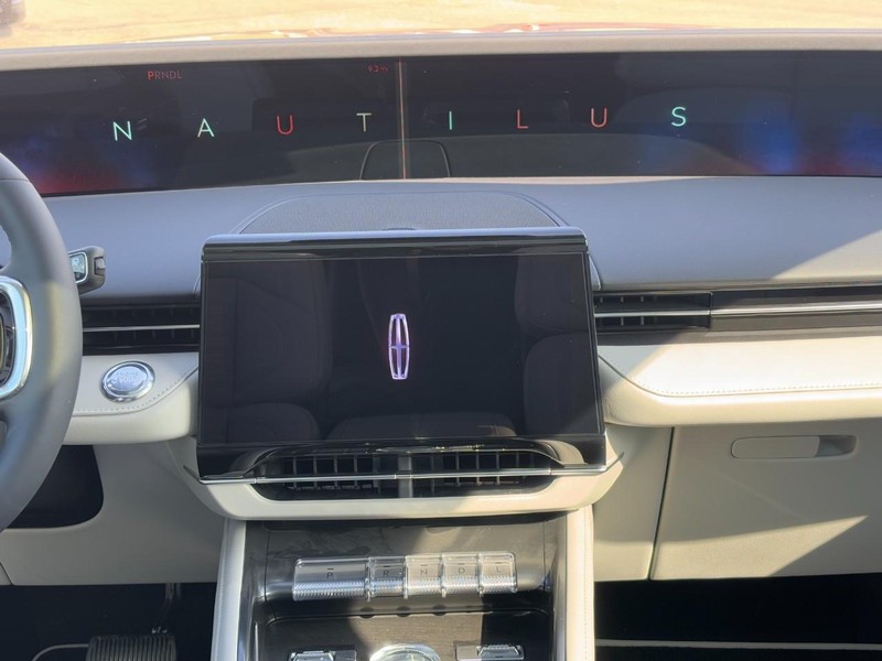 Lincoln Nautilus Vehicle Full-screen Gallery Image 14