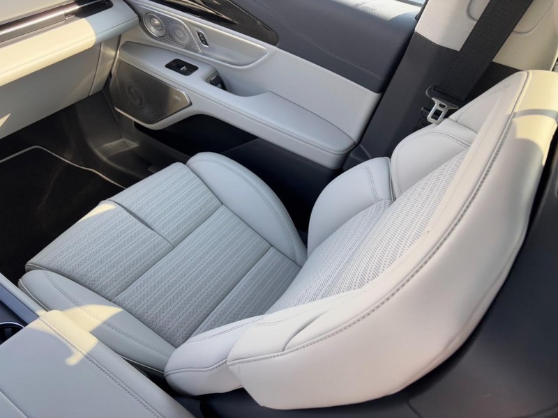 Lincoln Nautilus Vehicle Full-screen Gallery Image 15