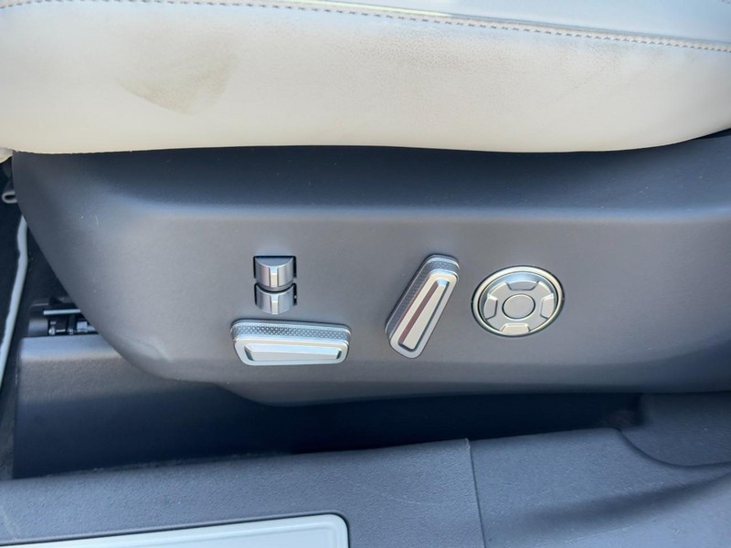 Lincoln Nautilus Vehicle Full-screen Gallery Image 16