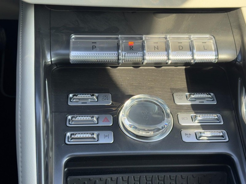 Lincoln Nautilus Vehicle Full-screen Gallery Image 24