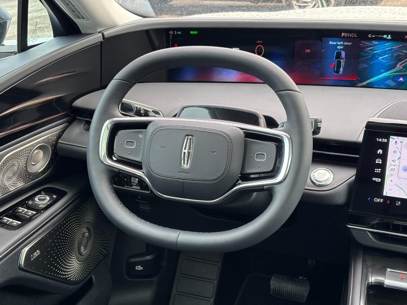 Lincoln Nautilus Vehicle Full-screen Gallery Image 13