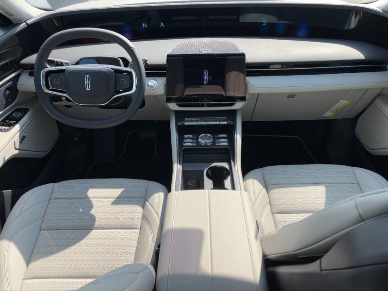 Lincoln Nautilus Vehicle Full-screen Gallery Image 12