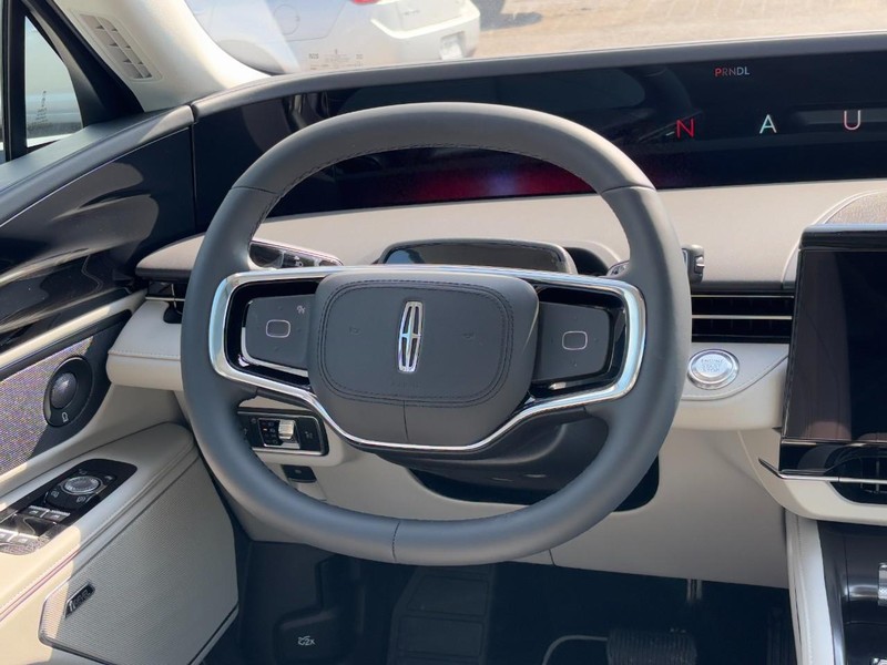 Lincoln Nautilus Vehicle Full-screen Gallery Image 13