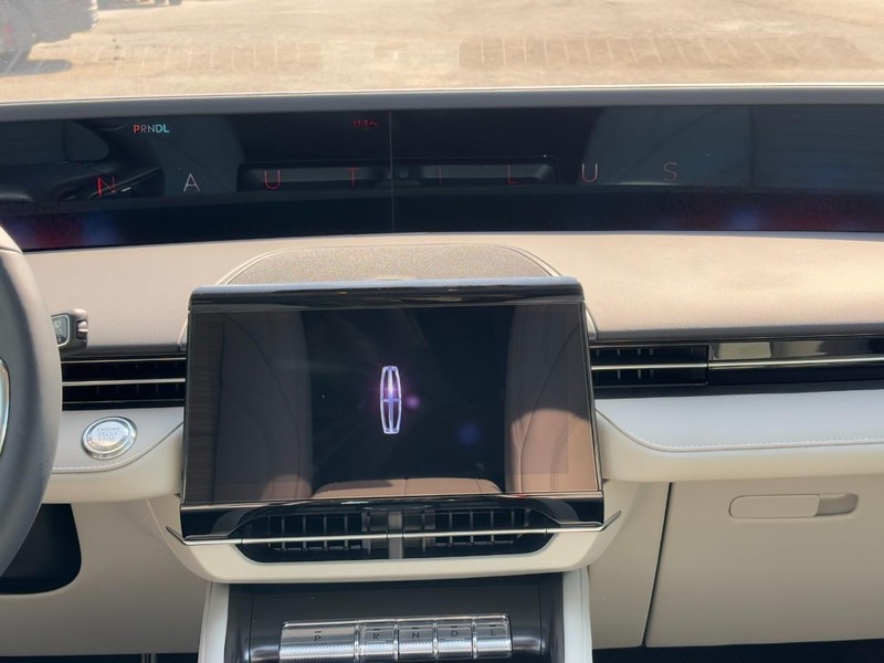 Lincoln Nautilus Vehicle Full-screen Gallery Image 14