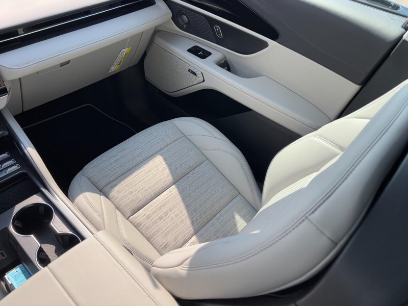 Lincoln Nautilus Vehicle Full-screen Gallery Image 15