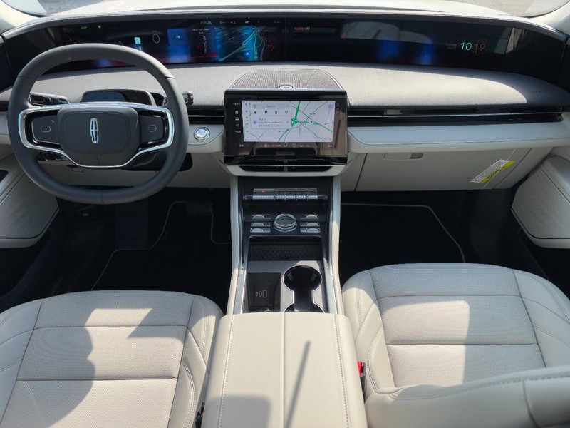 Lincoln Nautilus Vehicle Full-screen Gallery Image 12