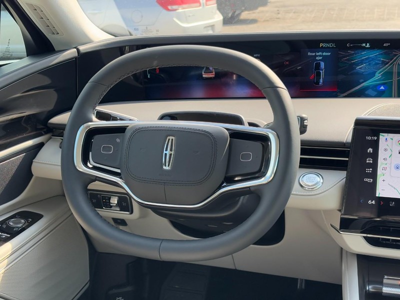 Lincoln Nautilus Vehicle Full-screen Gallery Image 13