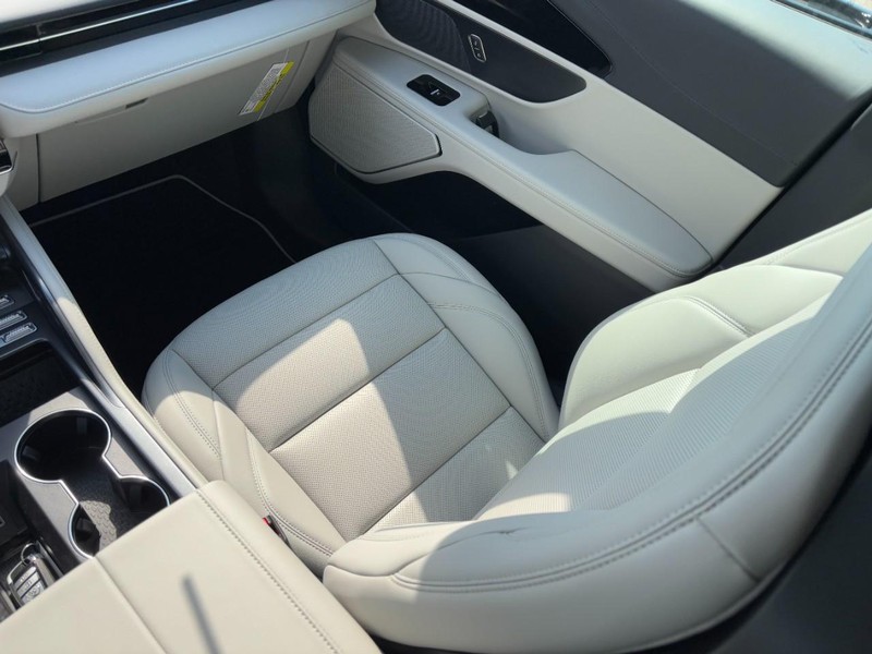 Lincoln Nautilus Vehicle Full-screen Gallery Image 15