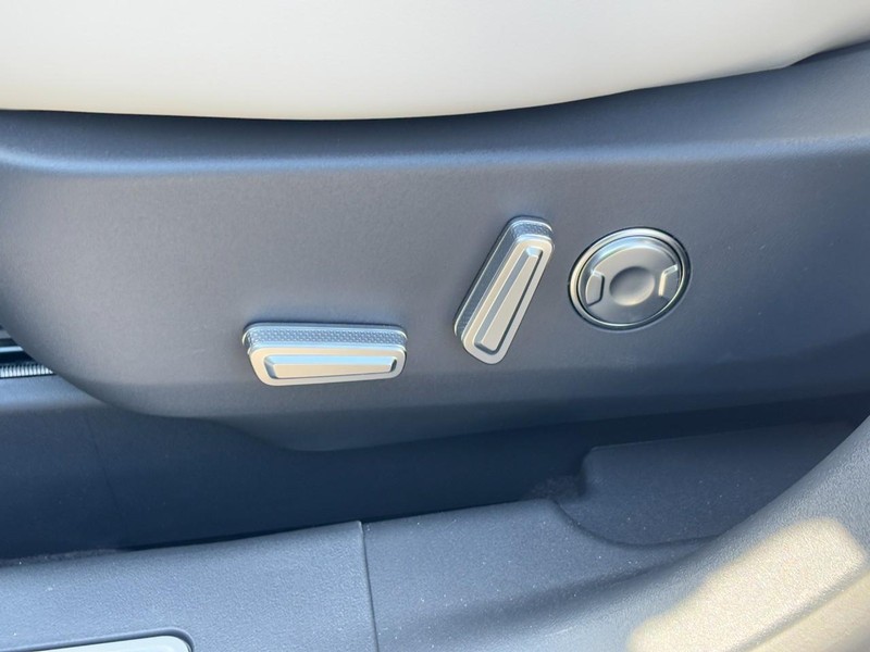 Lincoln Nautilus Vehicle Full-screen Gallery Image 16