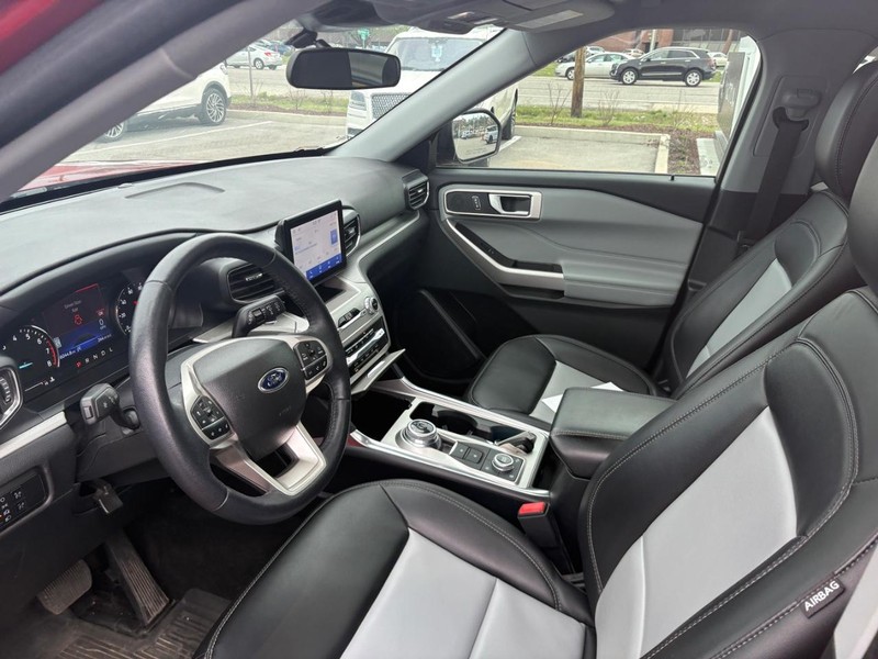 Ford Explorer Vehicle Full-screen Gallery Image 05