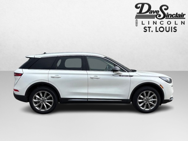 Lincoln Corsair Vehicle Full-screen Gallery Image 02