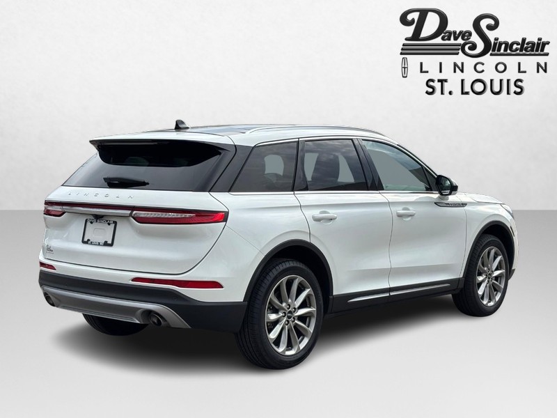 Lincoln Corsair Vehicle Full-screen Gallery Image 03