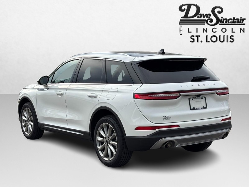 Lincoln Corsair Vehicle Full-screen Gallery Image 05