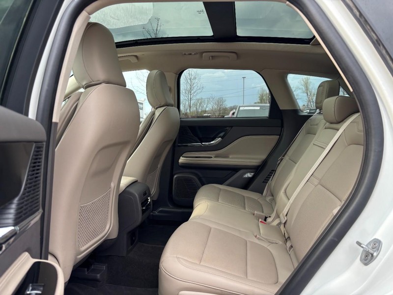 Lincoln Corsair Vehicle Full-screen Gallery Image 11