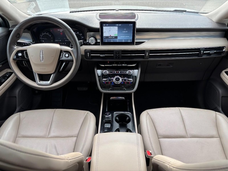 Lincoln Corsair Vehicle Full-screen Gallery Image 12