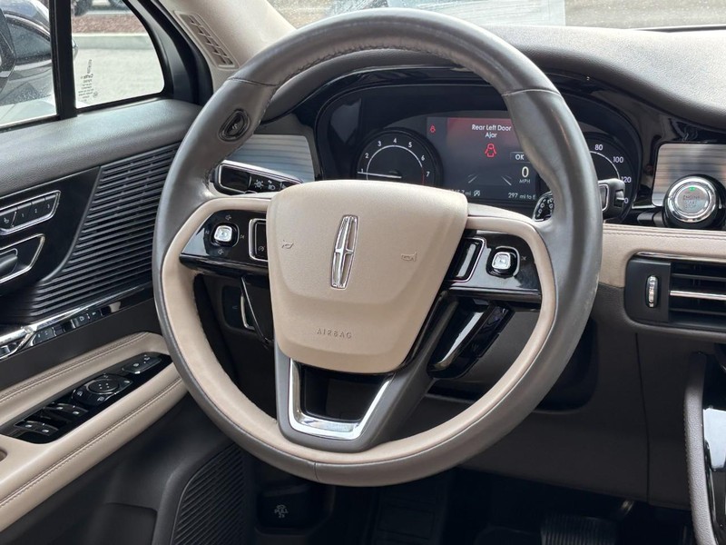 Lincoln Corsair Vehicle Full-screen Gallery Image 13