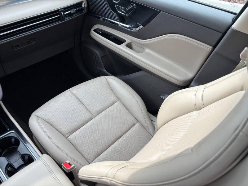 Lincoln Corsair Vehicle Full-screen Gallery Image 15