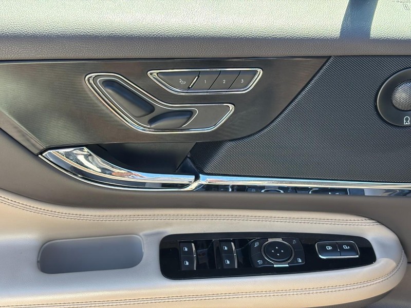 Lincoln Corsair Vehicle Full-screen Gallery Image 19