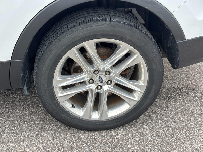 Ford Explorer Vehicle Full-screen Gallery Image 09