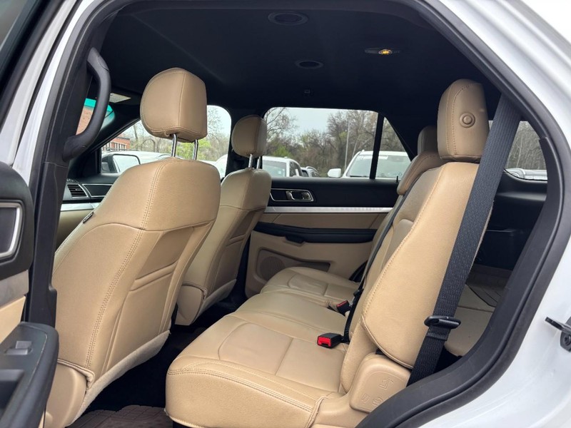 Ford Explorer Vehicle Full-screen Gallery Image 10