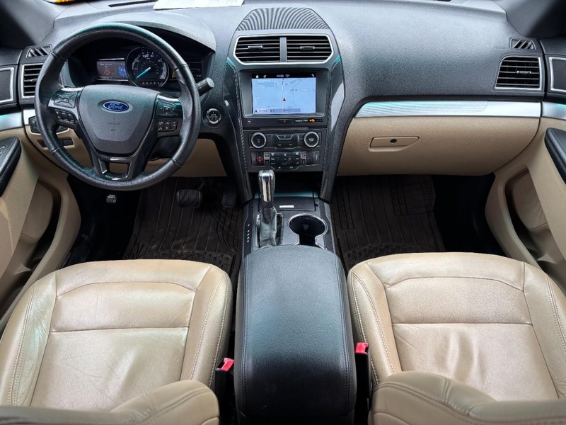 Ford Explorer Vehicle Full-screen Gallery Image 11