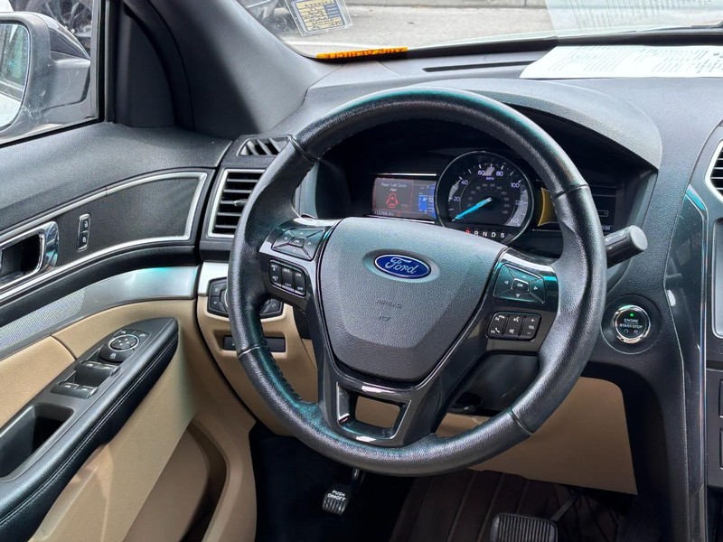 Ford Explorer Vehicle Full-screen Gallery Image 12