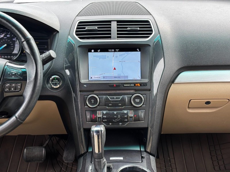 Ford Explorer Vehicle Full-screen Gallery Image 13