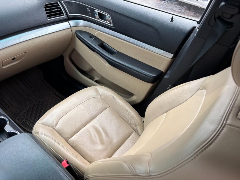 Ford Explorer Vehicle Full-screen Gallery Image 14