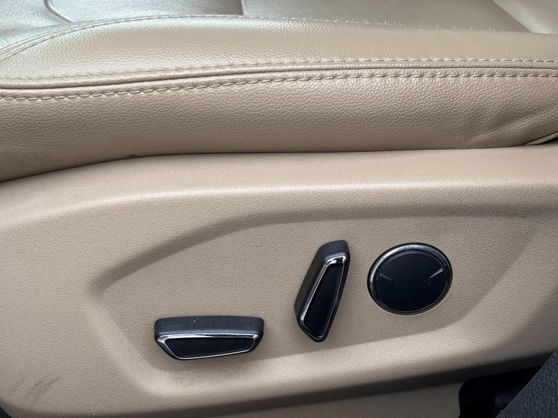 Ford Explorer Vehicle Full-screen Gallery Image 15