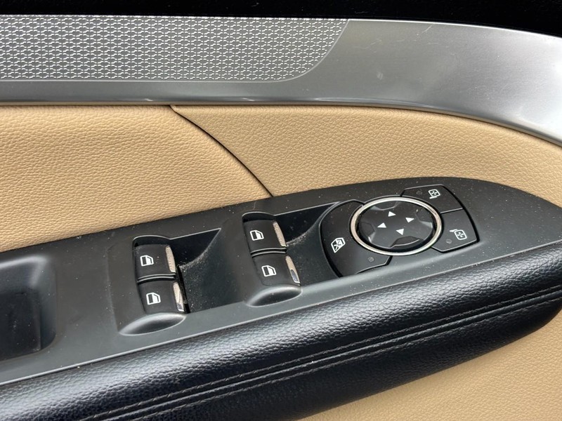 Ford Explorer Vehicle Full-screen Gallery Image 16