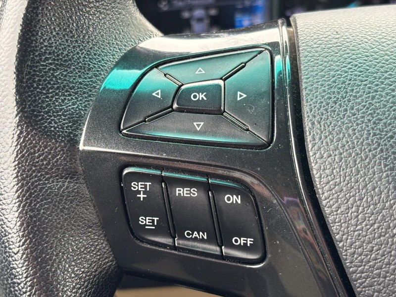 Ford Explorer Vehicle Full-screen Gallery Image 17