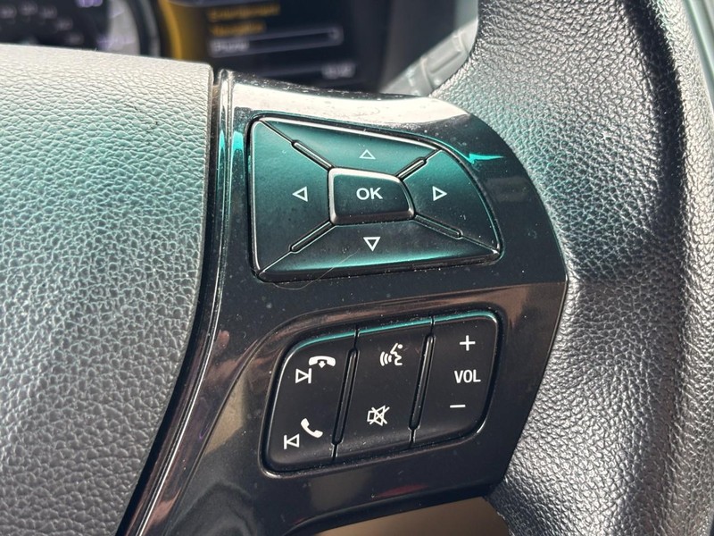 Ford Explorer Vehicle Full-screen Gallery Image 18