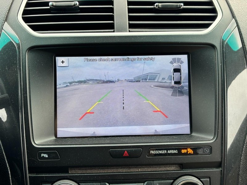 Ford Explorer Vehicle Full-screen Gallery Image 21