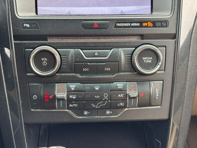 Ford Explorer Vehicle Full-screen Gallery Image 22