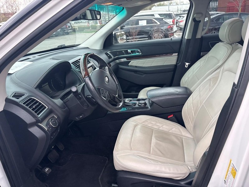 Ford Explorer Vehicle Full-screen Gallery Image 05