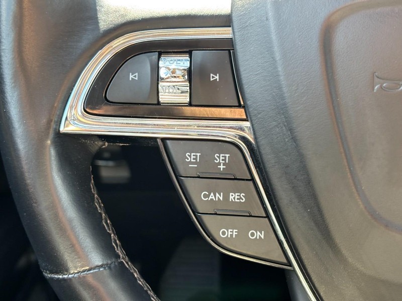 Lincoln Nautilus Vehicle Full-screen Gallery Image 18