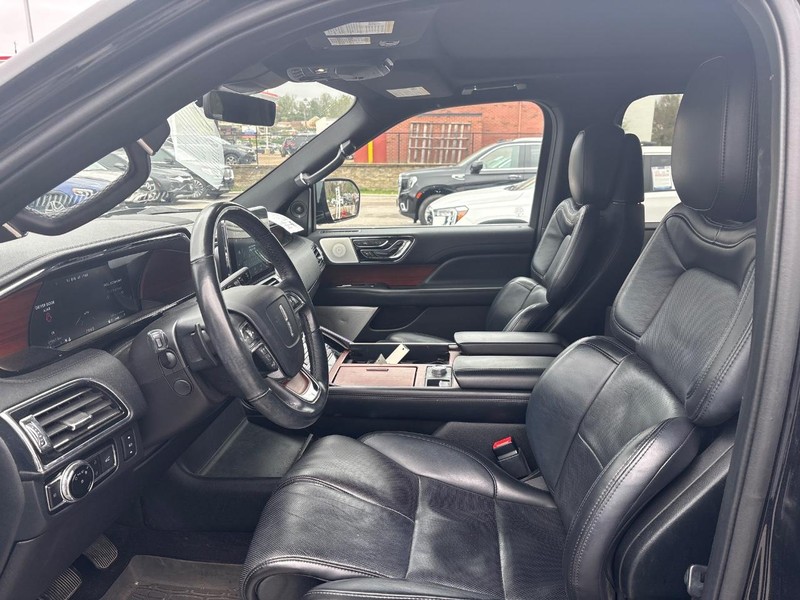 Lincoln Navigator L Vehicle Full-screen Gallery Image 05