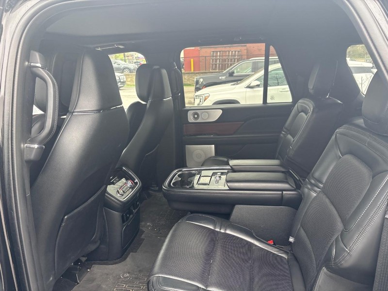 Lincoln Navigator L Vehicle Full-screen Gallery Image 06