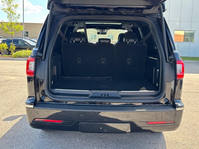 Lincoln Navigator L Vehicle Full-screen Gallery Image 10